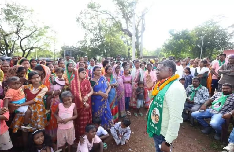 घाटशिला चुनाव में महिलाओं का शक्ति प्रदर्शन