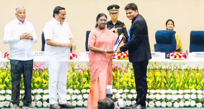 राष्ट्रपति श्रीमती द्रौपदी मुर्मु ने रायपुर जिले को किया सम्मानित, नगर निगम पूरे देश में प्रथम स्थान पर एवं ईस्टर्न जोन पर रायपुर जिला तीसरे स्थान पर