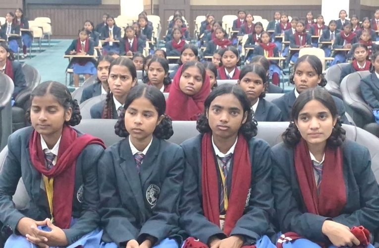 स्कूली बच्चों ने देखा विधानसभा का कामकाज, स्पीकर ने करियर से पहले चरित्र बनाने की दी सलाह कांके।