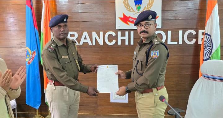 ग्रामीण एसपी ने किया मैकलुस्कीगंज थाना प्रभारी को किया सम्मानित