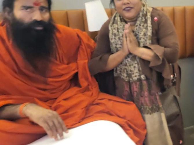 देवघर में भाजपा नेत्री मौसमी ने कथावाचक प्रदीप मिश्रा और योग गुरु बाबा रामदेव से की मुलाकात