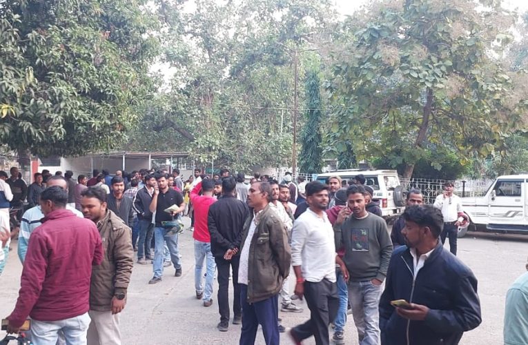 चंदवा बस स्टैंड स्थित जिला परिषद से बने 14 दुकान का निविदा रद्द होने से निविदा में शामिल लोग हुए नाराज