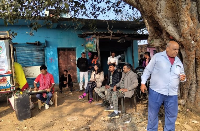 पोस्ता-गांजा की अवैध खेती रोकने को लेकर पुलिस सक्रिय, फुलसू के लाटु में नुक्कड़ नाटक के जरिए ग्रामीणों को किया जागरूक