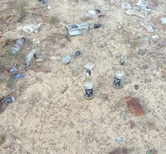 डूडकू के पास खाली पड़ी जमीन बना शराबियों का अड्डा