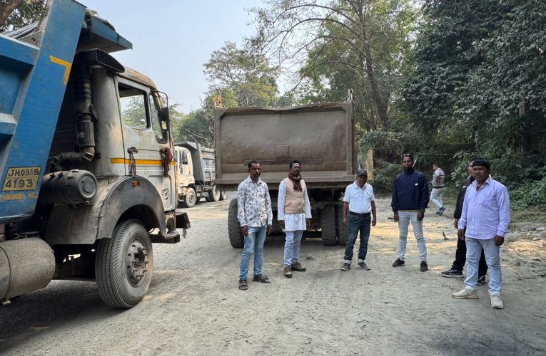 झारखन्डिस आर्गेनाइजेशन अगेंस्ट राडीएशन के सदस्यों ने किया युसील गेट जाम