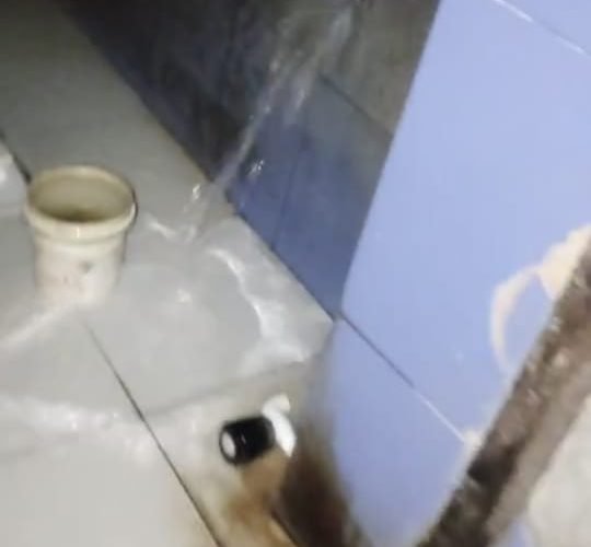 यूसीआईएल द्वारा जादू गोड़ा मोड पर निर्मित शौचालय की स्थिति जर्ज़र