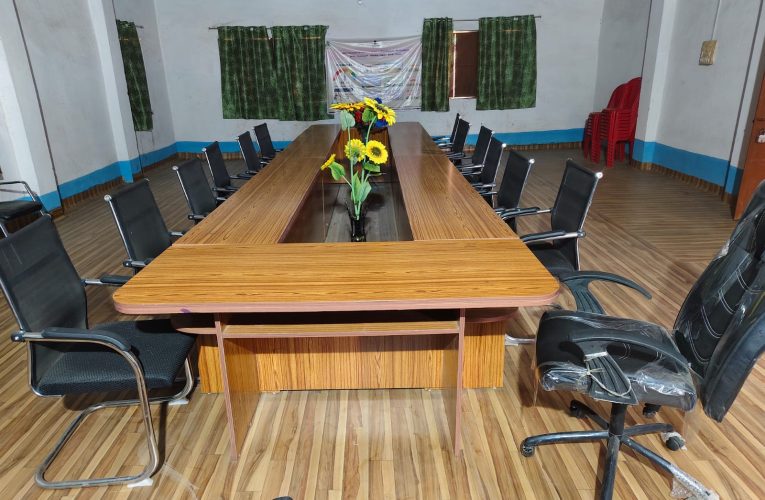 पंचायतों में घटिया फर्नीचर सप्लाई, कुर्सियाँ-टेबुल हुए खराब