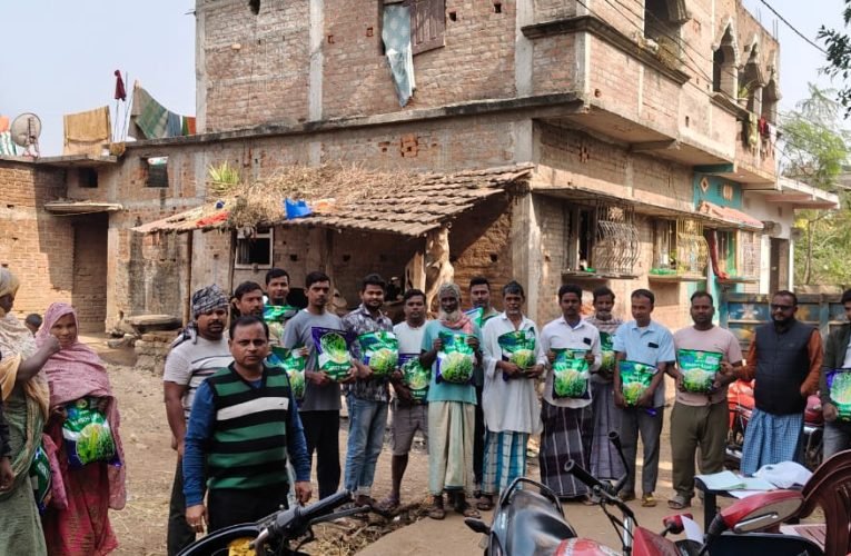 52 किसानों के बीच बांटा गया मक्का बीज