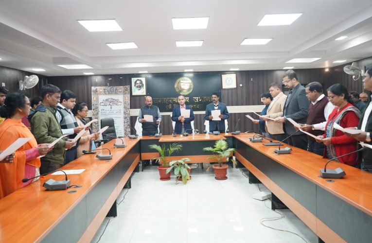 संविधान दिवस पर समाहरणालय सहित सभी सरकारी कार्यालयों में प्रस्तावना का सामूहिक पाठ