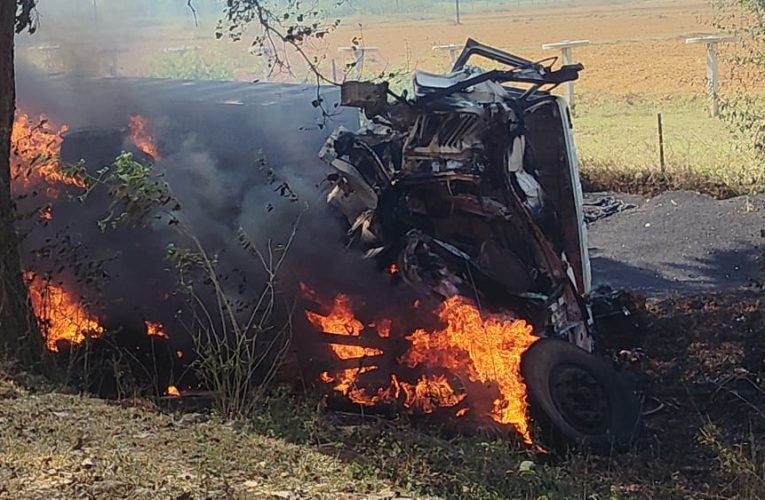 दुर्घटनाग्रस्त ट्रक में आग लगी, जिंदा जल गया चालक