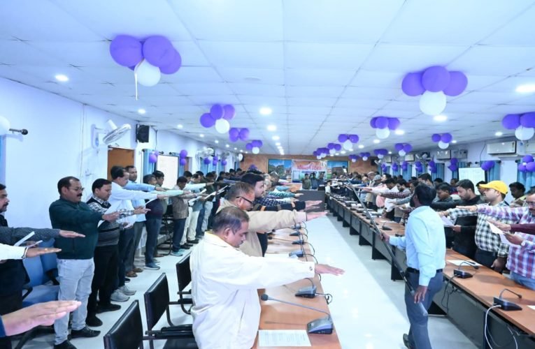 हमारा संविधान हमारा स्वाभिमान संविधान दिवस पर शपथ ग्रहण समारोह आयोजित