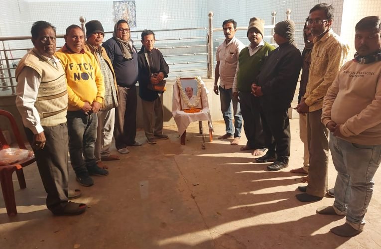 अस्वस्थ कुंज दुर्गा पूजा कमिटी ने संरक्षक डॉ. नागेंद्र सिंह को दी श्रद्धांजलि