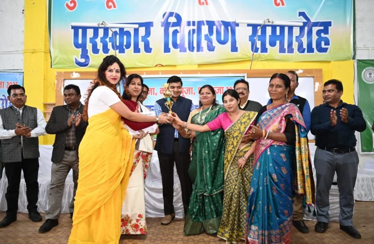 दुर्गा पूजा, काली पूजा व छठ पूजा में बेहतर प्रदर्शन करने वाले समिति को जिला प्रशासन ने किया सम्मानित