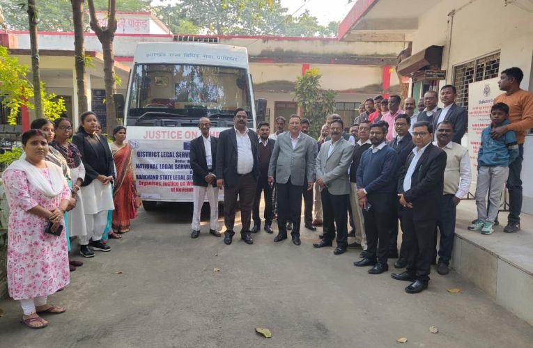 चलंत लोक अदालत के माध्यम से ग्रामीणों को सरकारी योजनाओं की जानकारी दी