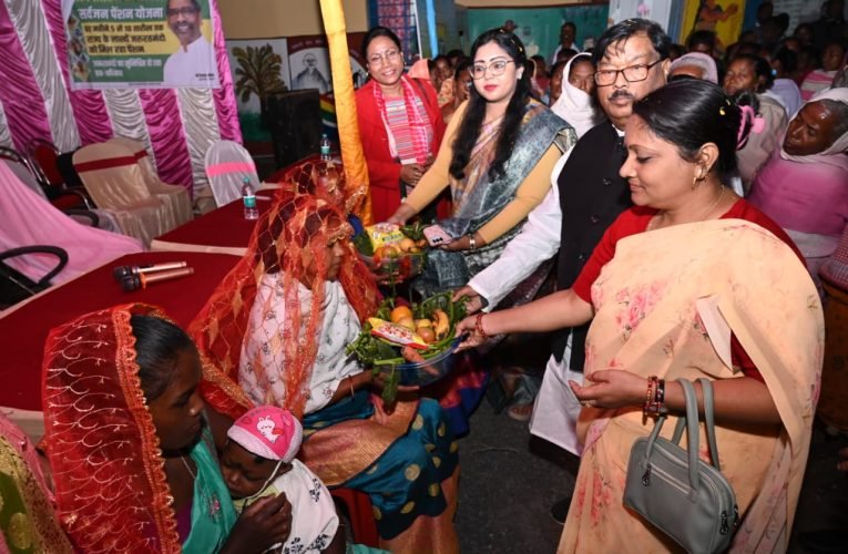 विधायक व उपायुक्त ने सरकार आपके द्वार शिविर में लोगों को किया लाभन्वित