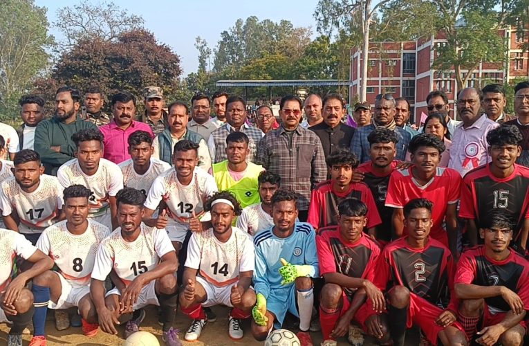 महुआडांड: शहीद स्मारक नॉक आउट फुटबॉल टूर्नामेंट का भव्य समापन; रोमांचक फाइनल में अम्बवाटोली की टीम बनी चैंपियन