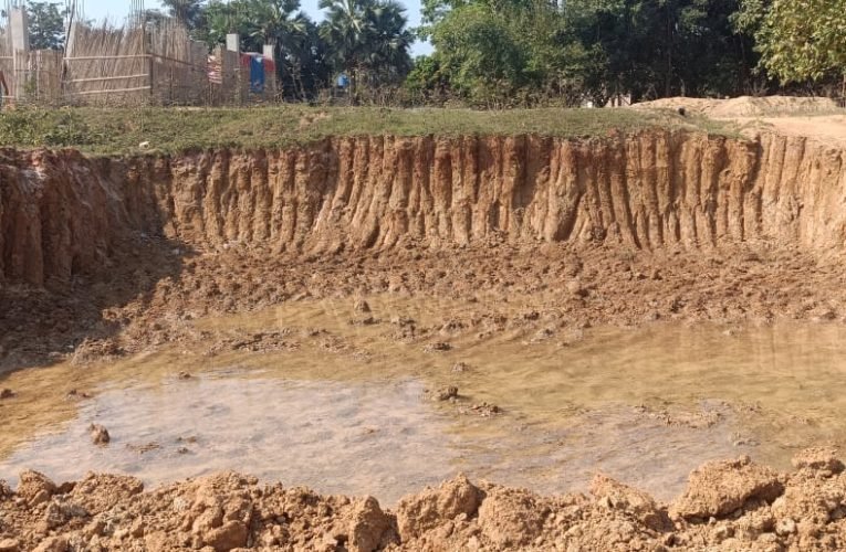 मिट्टी पर भी माफियाओं की गिद्ध नजर, बड़े पैमाने पर बंगाल में हो रहा खपत