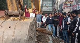 मानगो–पारडीह मुख्य मार्ग बंदी पर सरयू राय समर्थकों का जोरदार विरोध