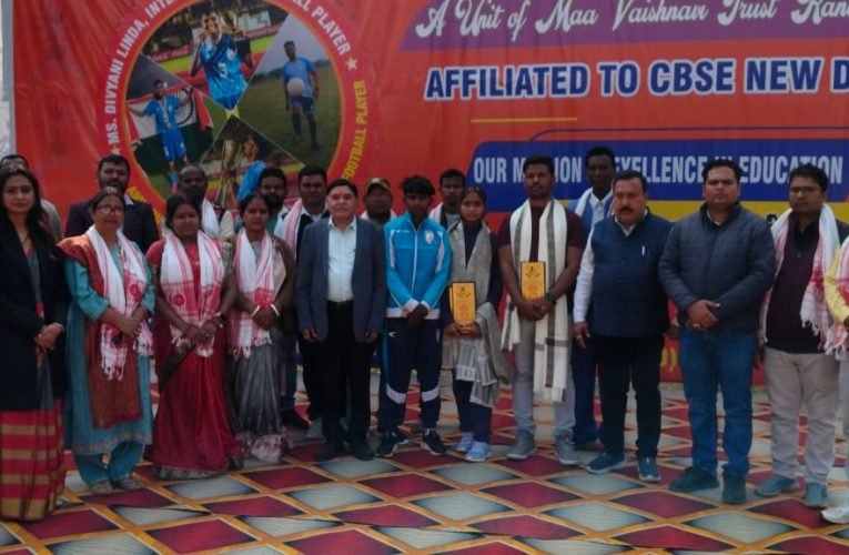 टीम इंडिया के फुटबॉल खिलाड़ी दिव्यानी लिंडा के साथ स्कूली बच्चों ने खेला मैच