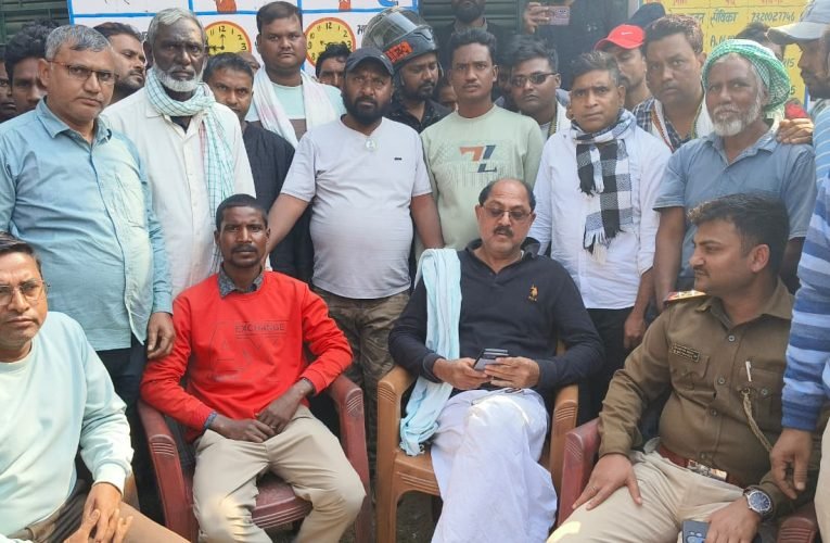 रोजगार संकट पर उग्र ग्रामीण, झामुमो जिलाध्यक्ष के आवास का घेराव