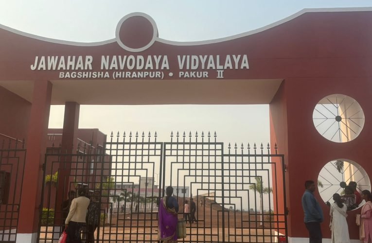 डीसी के पहल पर नवोदय  बगशीशा में बनेगा वेटिंग रूम, अभिभावकों ने जताया आभार अजय कुमार हिरणपुर। नवोदय विद्यालय टू बगशीशा में अध्यनरत छात्रों के अभिभावकों को अब अपने बच्चों से मुलाकात खड़े होकर नहीं बल्कि वेटिंग रूम में बैठकर कर सकेंगे। इस दिशा में पाकुड़ के यंग एंड एनर्जेटिक डीसी मनीष कुमार ने अभिभावकों द्वारा उनके संज्ञान में दिए जाने पर क्विक एक्शन ले वेटिंग हॉल की बगशीशा में  सेंशन कर दी ।  डीसी मनीष ने इस विषय को इनिशिएटिव लेते हुए 13 लाख 48 हजार की लागत से बनने वाली वेटिंग रूम बनाने की स्वीकृति दे दी है। विद्यालय में अध्यनरत छात्रों के अभिभावकों ने डीसी के इस सराहनीय पहल और कार्य पर उन्हें धन्यवाद  और उनके प्रति आभार जताया है। इधर विद्यालय के प्राचार्य डॉक्टर अवधेश कुमार ने बताया कि विद्यालय के अध्यक्ष सह डीसी सर  के प्रयास से ही मेन रोड से विद्यालय तक आने के लिए 74 लाख की लागत से पीसीसी सड़क बनी और अब अभिभावक  वेटिंग रूम में बैठकर अपने बच्चों से मुलाकात कर सकेंगे। डीसी सर के इस प्रशंसनीय पहल और कार्य के लिए विद्यालय परिवार उन्हें धन्यवाद देता है और उनके प्रति आभार व्यक्त करता है।   वेटिंग रूम में बैठने,पेयजल, शौचालय की  होगी सुविधा  नवोदय विद्यालय कैंपस के गेट के बगल में 13 लाख 48 ,000 के लागत से वेटिंग रूम बनेगी। इस संबंध में भवन प्रमंडल के कार्यपालक अभियंता संजय कुमार ने बताया कि वेटिंग रूम निर्माण की डीसी सर के  द्वारा प्रशासनिक स्वीकृति मिलने पर टेंडर करा दी गई है। जल्द प्रोसेस कर वर्क शुरू करा दी जाएगी। वेटिंग रूम में अभिभावकों को बैठने के लिए बेंचनुमा जगह चारों तरफ  बनेगी साथ में महिला और पुरुषों के लिए अलग-अलग शौचालय होगी। डीप बोरिंग करा कर पेयजल की भी व्यवस्था रहेगी। शीघ्र वेटिंग रूम के निर्माण का कार्य शुरू करा दी जाएगी।