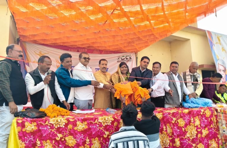 सांसद खेल महोत्सव फुटबॉल प्रतियोगिता का आयोजन , खिताब पर कंडा टीम का कब्जा  प्रतिनिधि पांडू पलामू   फ़ोटो :- कार्यक्रम का शुभारंभ करते अतिथि.  पांडू  सांसद खेल महोत्सव फुटबॉल प्रतियोगिता का आयोजन रविवार को प्लस टू  कल्याण उच्च विद्यालय के मैदान में किया गया, जिसकी अध्यक्षता सांसद प्रतिनिधि कृष्ण विजय सिंह ( बुचुन्न ) व संचालन मंडल अध्यक्ष प्रेमसागर सिंह ने किया, इस कार्यक्रम में मुख्य रूप से खेल प्रभारी सह विश्रामपुर प्रतिनिधि अनुज पाण्डेय, भाजपा प्रदेश नेत्री संध्या सिंह, चैनपुर प्रतिनिधि भोला  पाण्डेय, प्रसेनजीत दास व थाना प्रभारी विगेश कुमार राय सहित कई लोग उपस्थित थे, कार्यक्रम की शुरुआत अतिथियों ने संयुक्त रूप से दीप प्रज्ज्वलित कर एवं फीता काटकर किया, इस खेल प्रतियोगिता में पांडू का छः टीम व नावाबाजार का चार टीम भाग लिया था, जिसमें फाईनल मुकाबला पांडू के महुगांवा व नावाबाजार के कंडा टीम के बीच खेला गया, जिसमें कंडा का टीम विजयी रहा, इस अवसर पर अनुज पाण्डेय ने कहा कि सांसद का प्रयास से युवाओं में छुपी हुई प्रतिभा को निखारने के लिए इस तरह का कार्यक्रम आयोजन किया गया है, इस तरह का खेल प्रतियोगिता का आयोजन से ग्रामीण क्षेत्र के युवा में प्रतिभा जगेगी और वह खेल में भी अपना कैरियर बना सकते हैं. उद्घोषक के रूप में देवेंद्र पाण्डेय उपस्थित थे. इस मौके पर पूर्व प्रमुख अनूप गुप्ता, शंभुशरण सिंह, सतीश पासवान, सुदर्शन सिंह, सुरेंद्र सिंह, देवेंद्र प्रसाद, अजय बैठा, इदरीश अंसारी, दीपेंद्र कुमार सिंह, कौशल कुमार, सत्यनारायण कुमार सहित कई लोग उपस्थित थे.