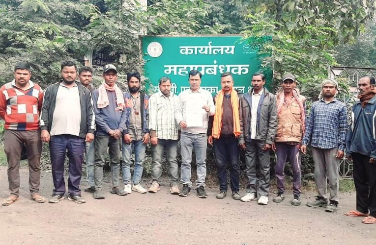 पीएसएम कंपनी पर मजदूरों का दो माह का बकाया वेतन, झाकोमयू के नेतृत्व में भुरकुंडा कोलियरी के ठेका मजदूरों ने सौंपा ज्ञापन