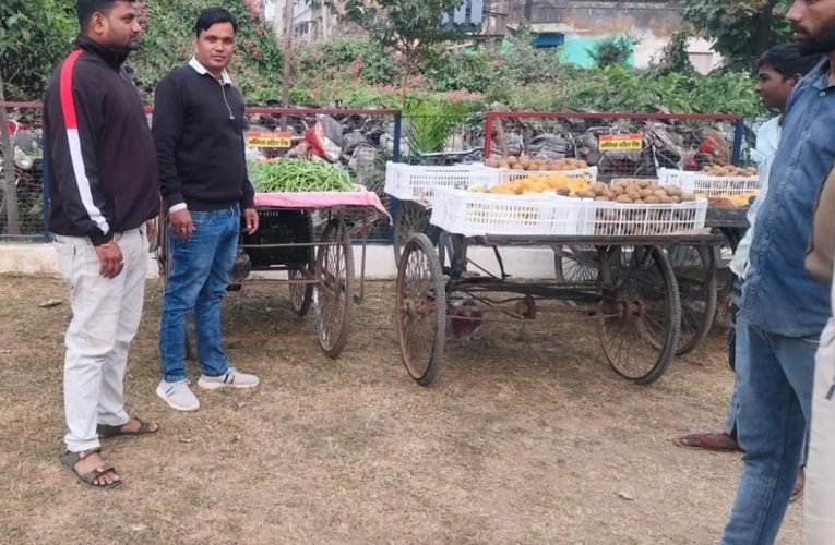 शहर के गांधी चौक में अतिक्रमण करने वाले पर कार्रवाई,पांच सब्जी ठेला जब्त