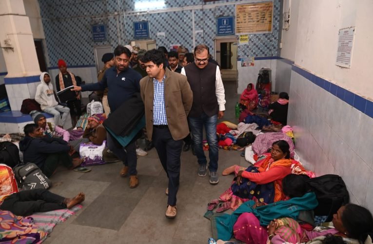 डीसी ने देर रात रेलवे स्टेशन में जरुरतमंदों को बांटे कंबल