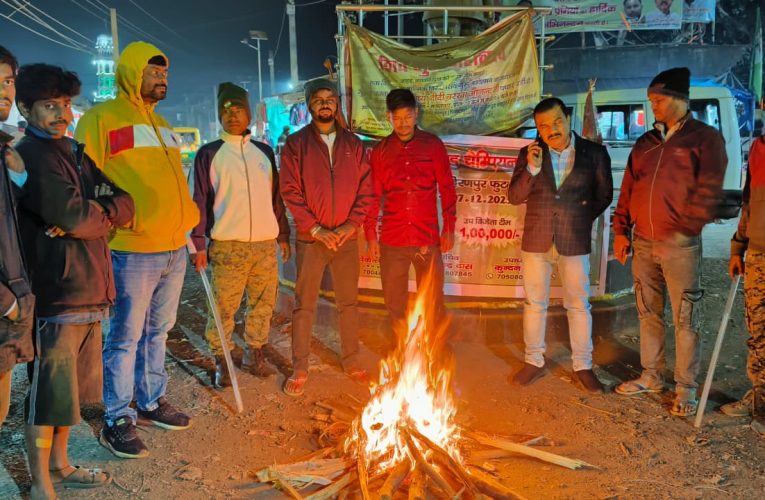 हिरणपुर सुभाष चौक में अंचलाधिकारी के निर्देश पर अलाव की व्यवस्था, राहगीरों ने ली राहत