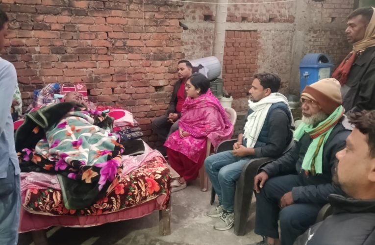 झामुमो कार्यकर्ता राजू अंसारी के आवास पहुंची उपासना मरांडी, दुर्घटना की खबर मिलते ही दी सांत्वना