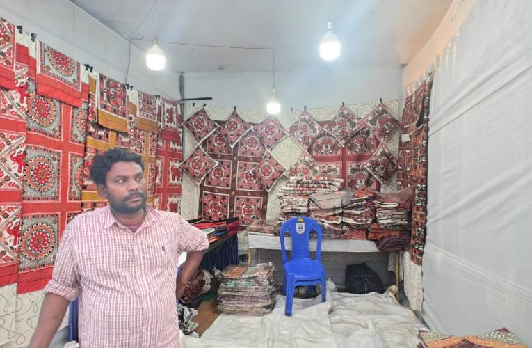 स्टेट हैंडलूम एक्सपो- 2025स्टॉल संख्या-128- ‘जगदीश हैंडीक्राफ्ट’ में कच्छ, गुजरात की पारंपरिक हस्तकला उत्पाद