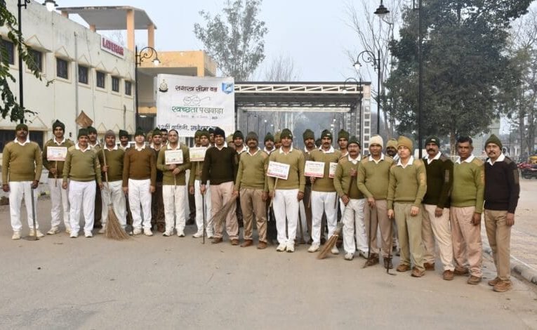 लातेहार रेलवे स्टेशन पर एसएसबी 32वीं बटालियन का स्वच्छता अभियान, नागरिकों को दिया स्वच्छ भारत का संदेश