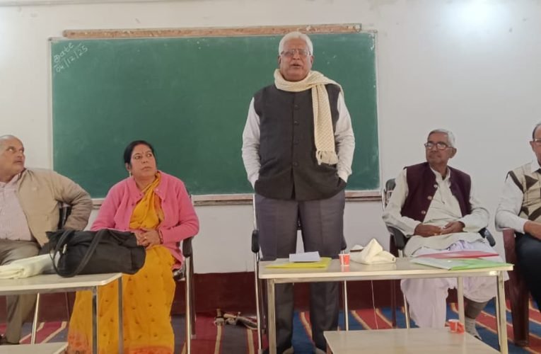 बैठक को संबोधित करते मोर्चा अध्यक्ष मंडल के सदस्य चंदेश्वर पाठक,उपस्थित शिक्षकगण