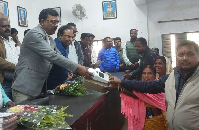 विधायक ने 165 डीलरों के बीच नया 4 जी ई पोस मशीन वितरण किया।