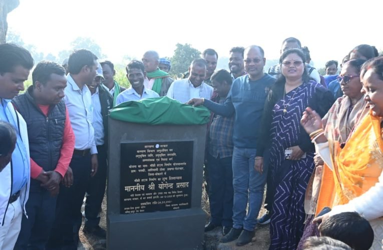 पेटरवार में 49 लाख रुपए की लागत की विकास योजनाओं का पूर्व विधायक बबीता देवी ने किया शिलान्यास