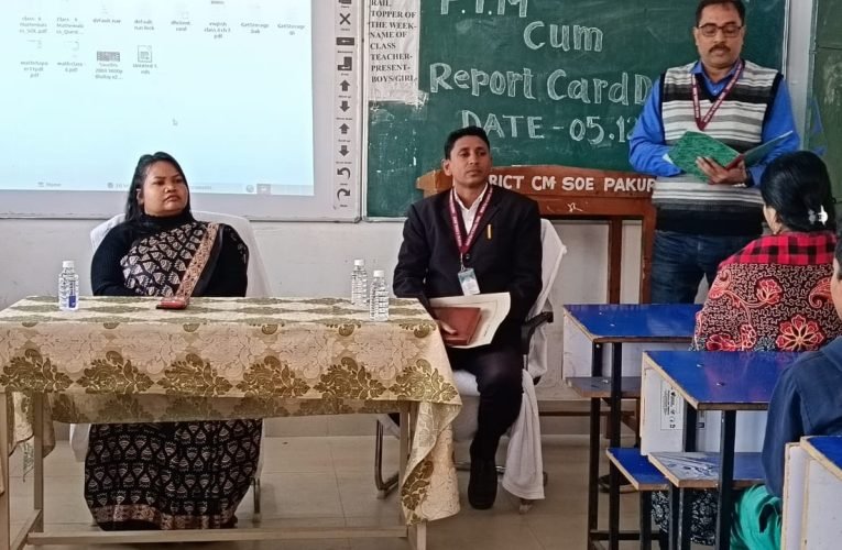 छात्रों को बांटे गए डिजिटल रिपोर्ट कार्ड, शिक्षा की गुणवत्ता व तकनीकी समावेश की दिखी झलकियां