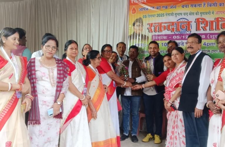 रक्तदाता को सम्मानित करते संघ के सदस्य, मतदाताओं का हौसला बढ़ाते कुणाल षाड़ंगी