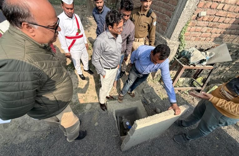 आर्सेनिक प्रभावित क्षेत्र में की गई ग्रामीण जलापूर्ति योजना का निरीक्षण