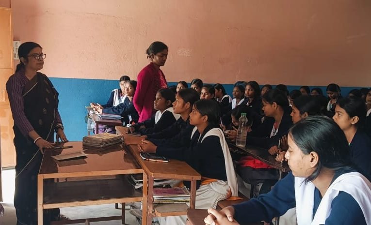 विधिक जागरूकता अभियान एवं लीगल लिटरेसी क्लब में छात्रा को किया गया जागरूक