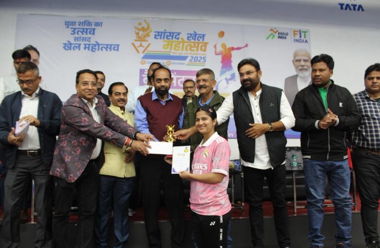 सांसद खेल महोत्सव में बैडमिंटन प्रतियोगिता का हुआ समापन