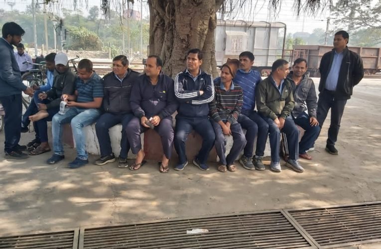 स्थापित ट्रांसफर नीति के उल्लंघन के आरोप में मुरी रनिंग स्टाफ ने मुरी लांबी परिसर के समक्ष धरना सह विरोध प्रदर्शन किया