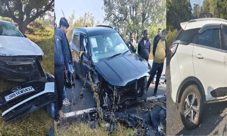 मैक्लुस्कीगंज दुल्ली सड़क पर तीन कार आपस में टकराई