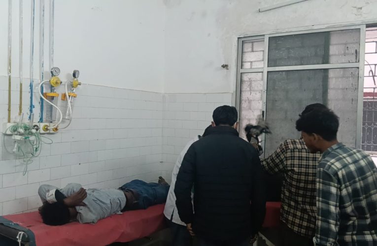 सड़क दुर्घटना दो युवक हुए गया।रेफर