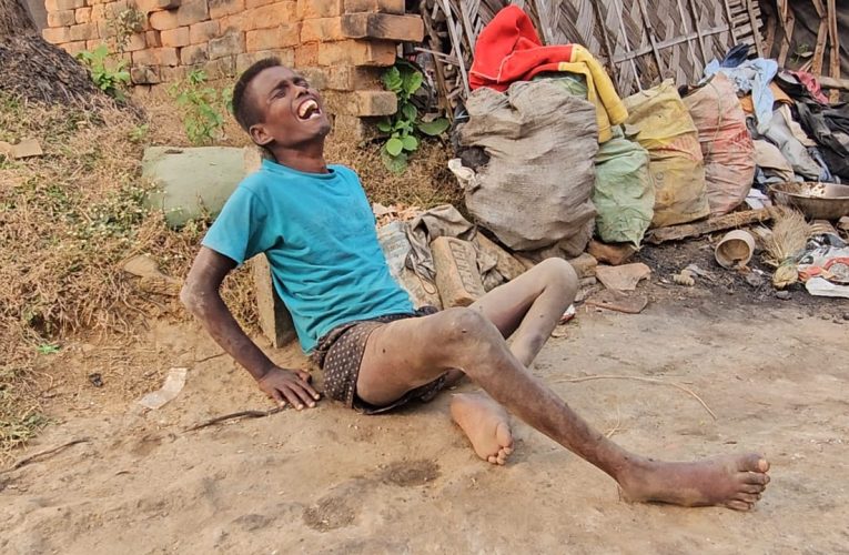 प्रशासनिक उदासीनता का दंश झेल रहा दिव्यांग युवक का परिवार