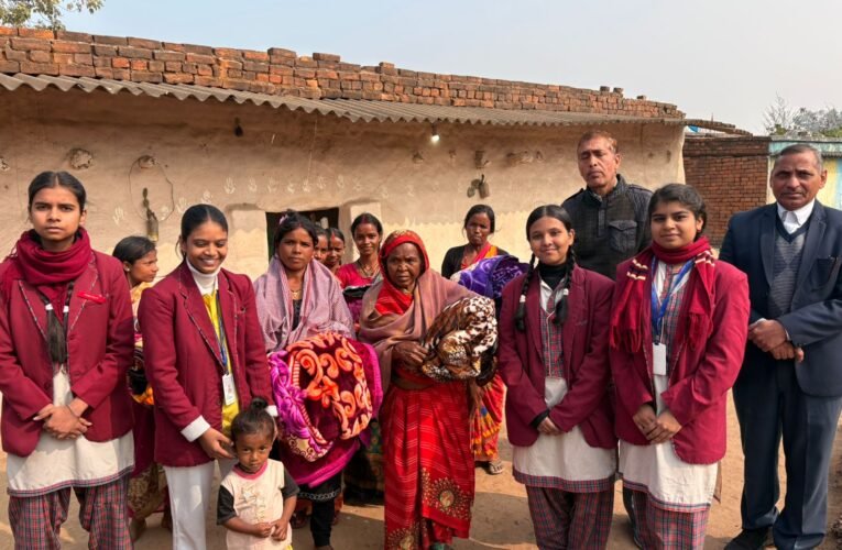 डीएवी खलारी ने किया जरूरतमंदों में कंबल एवं गर्म कपड़ों का वितरण