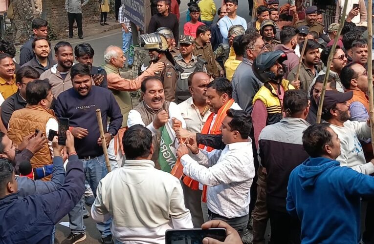 नेशनल हेराल्ड मामले को लेकर साकची में कांग्रेस-भाजपा आमने-सामने, धरना प्रदर्शन के दौरान तीखी बयानबाज़ी और हंगामा