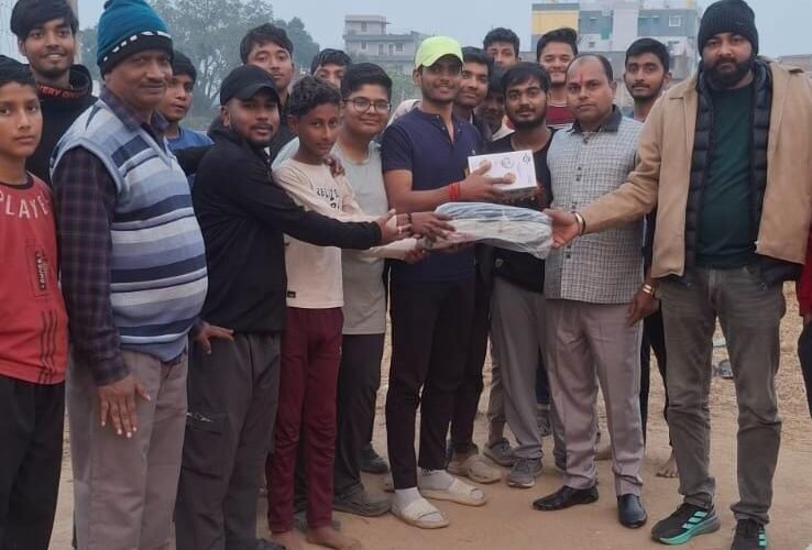 संयुक्त सचिव शैलेश मिश्रा ने किया खेल सामग्री का वितरण