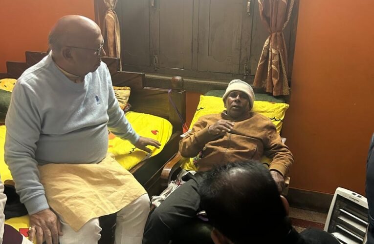 विधायक सरयू राय, देवेंद्र कुंवर सुनील सिन्हा से मिलने उनके घर पहुंचे