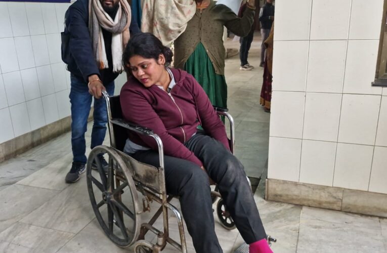 जमशेदपुर…बागबेडा में तेज रफ़्तार कार ने सड़क किनारे ख़डी एक युवती को मारी जोरदार टक्कर, युवती गंभीर रूप से घायल, पैर में लगी गंभीर चोटें।